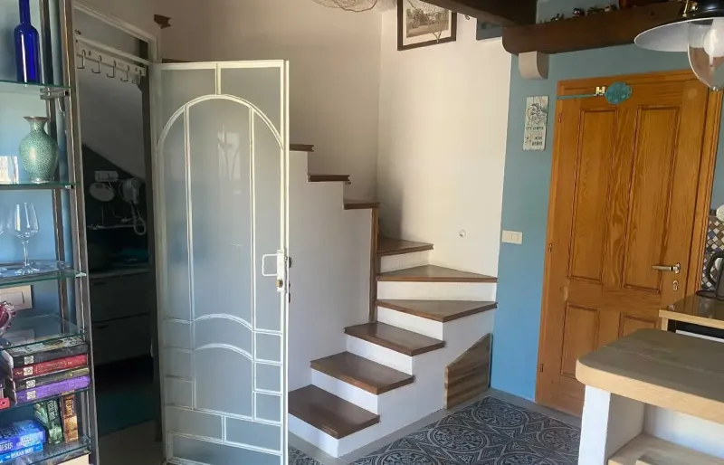 Eingangsbereich mit Treppe, Glast&uuml;r, Holzdetails und gemustertem Fliesenboden